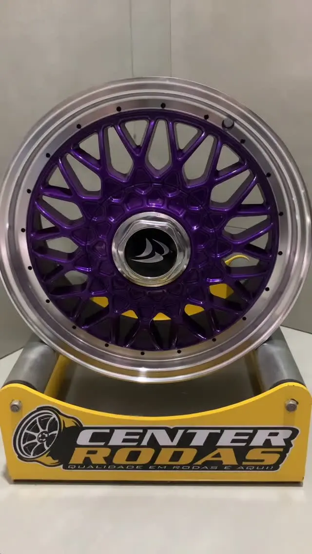 Roda com pintura personalizada roxa