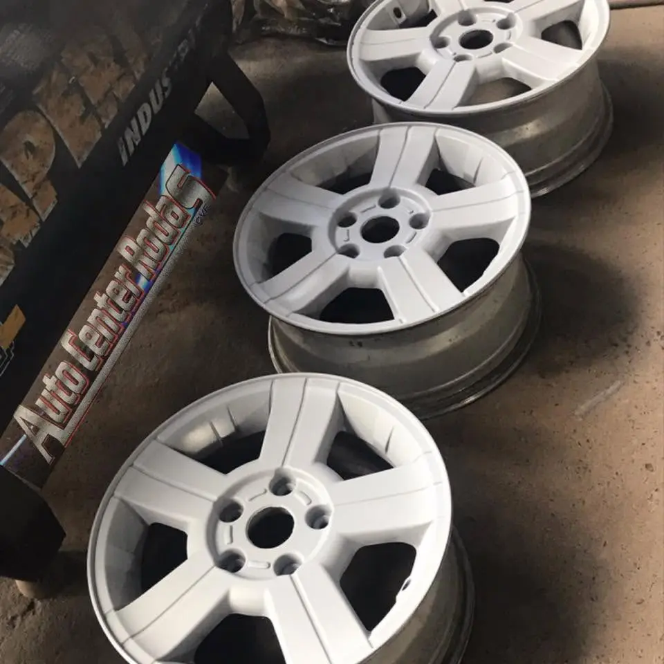 Conjunto de rodas brancas recuperadas